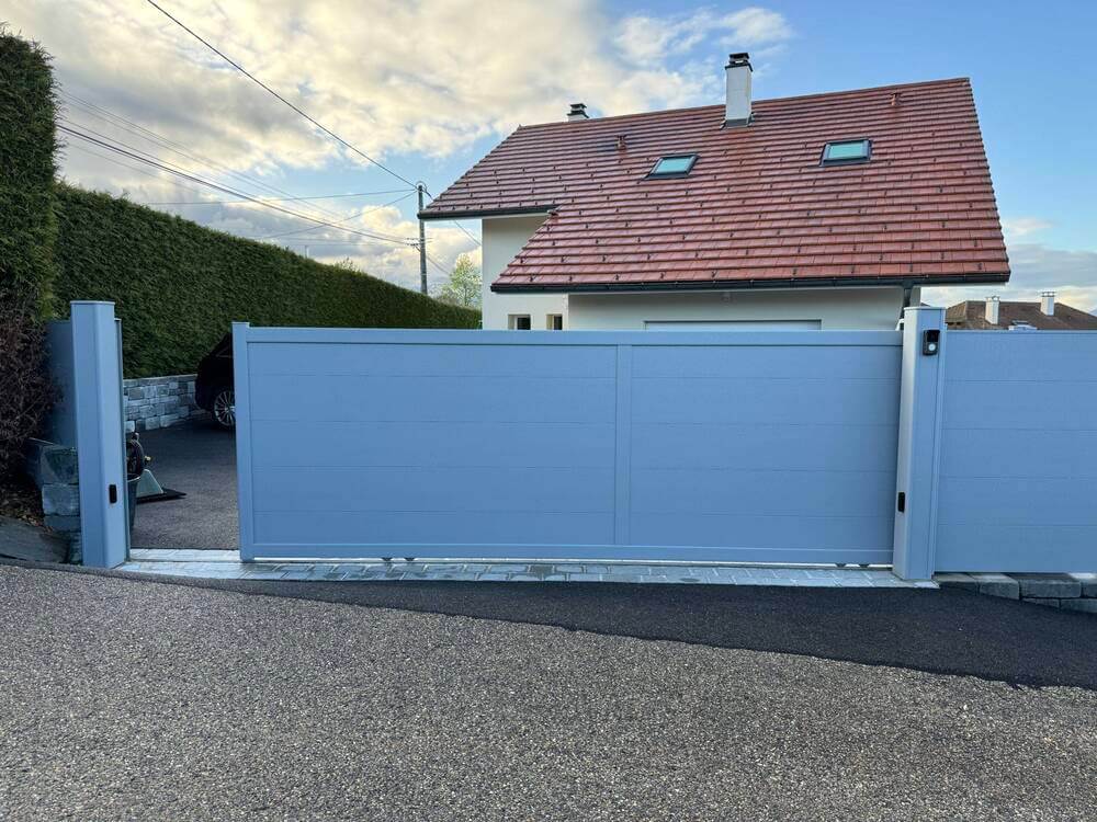 portail motorise coulissant aluminium saint martin bellevue 1 scaled 1 1 1