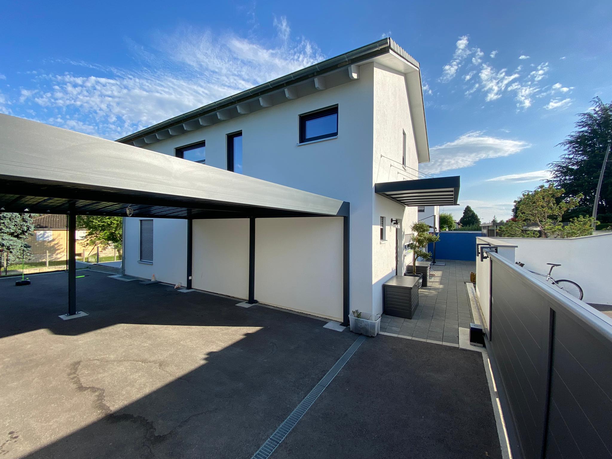 Carport double et auvent suspendu à Chavanne-des-Bois, un ensemble moderne et élégant structures 100 aluminium modernes et elegantes a chavanne des bois 1