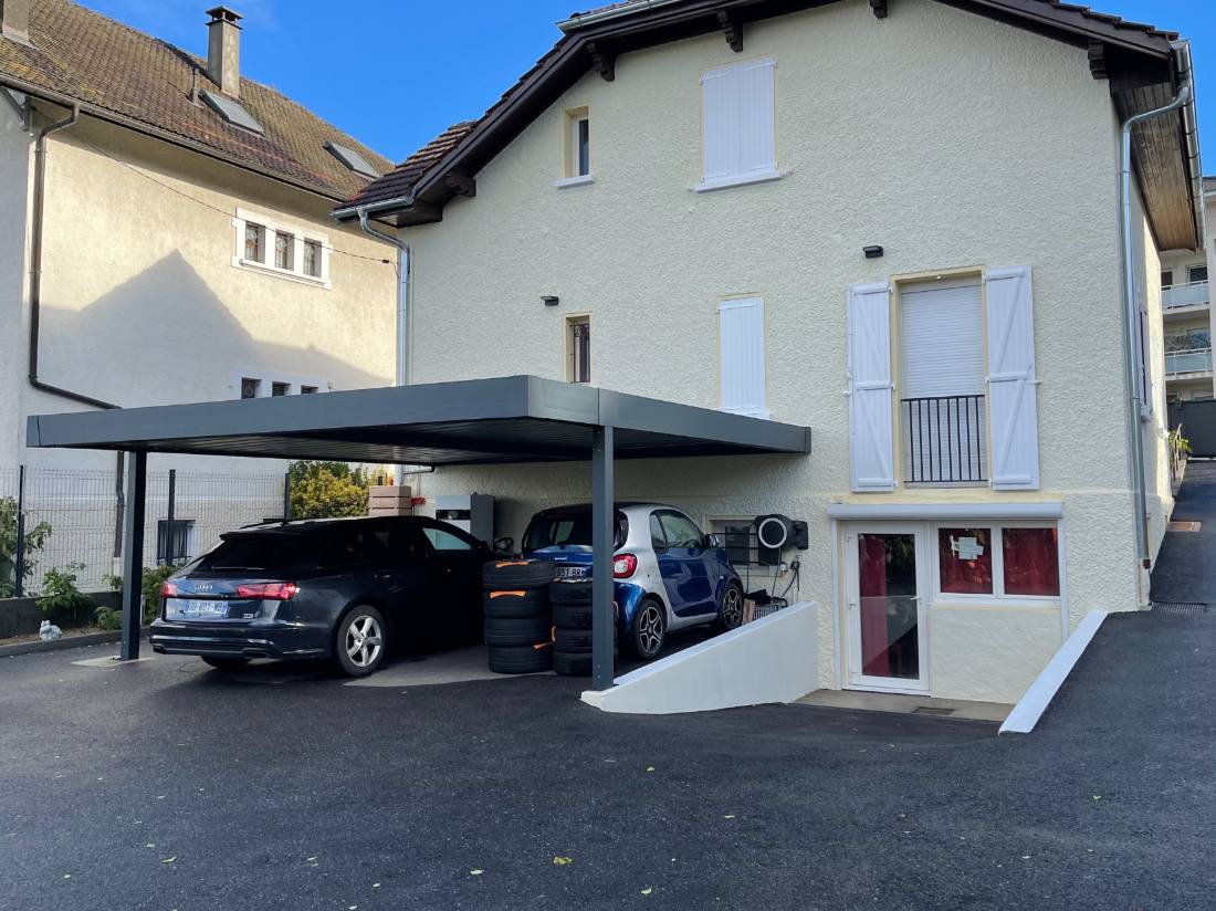 Carport alu adossé sur-mesure à Annemasse, gage de dynamisme à l’entrée de la maison constructeur de carport aluminium personnalise annemasse 1