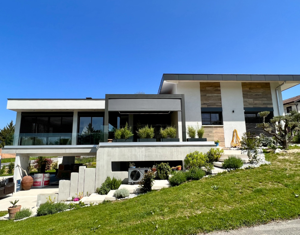 Installation d’une pergola à toile rétractable à Messery, vue sur le Lac Léman pergola haut de gamme rives lac leman 1